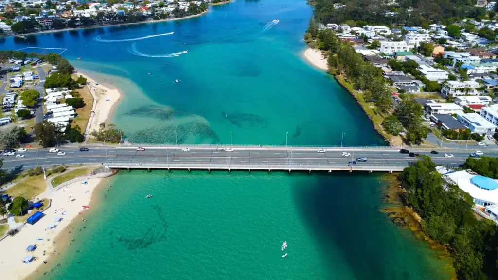 ゴールドコーストの透明な入り江とビーチを上空から望む海岸風景