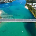 ゴールドコーストの透明な入り江とビーチを上空から望む海岸風景