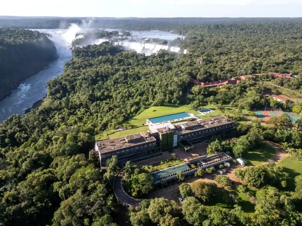 イグアスの滝と熱帯雨林に囲まれたグランメリア・イグアスの空撮風景