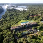 イグアスの滝と熱帯雨林に囲まれたグランメリア・イグアスの空撮風景
