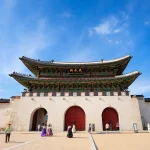 ソウルの景福宮・光化門を青空の下で眺める韓国旅行の観光風景