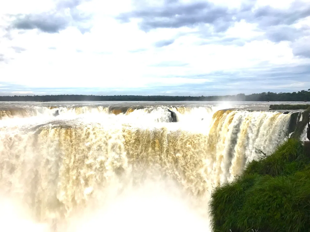 イグアスの滝の轟音と水しぶきが広がる悪魔の喉笛付近の迫力ある風景