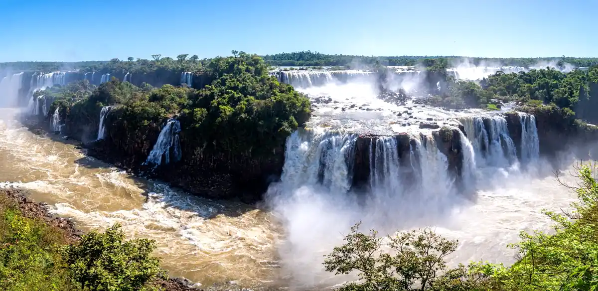 イグアスの滝をブラジル側から望む迫力あるパノラマ風景