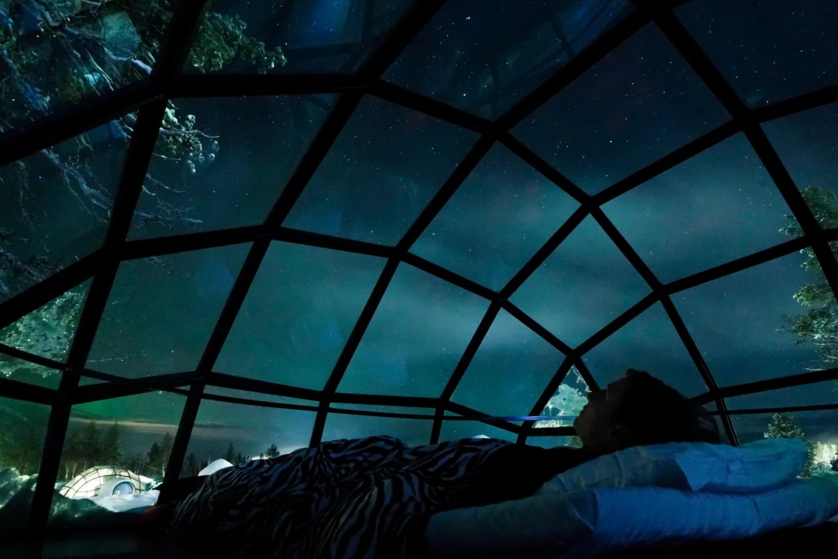 カクシラウッタネンのガラスイグルーから星空とオーロラを眺める宿泊風景