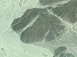ペルーの乾いた大地に描かれたナスカの宇宙飛行士の地上絵を上空から見た風景