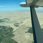 ナスカ上空を飛ぶ小型機から見た、砂漠と農地が広がるペルー南部の景色
