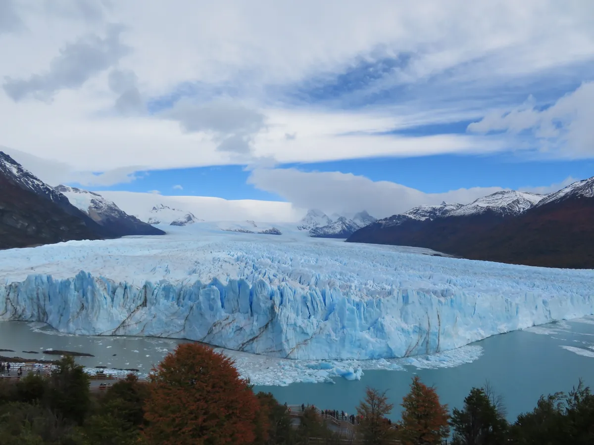 パタゴニアのペリト・モレノ氷河と湖、雪山に囲まれた雄大な風景