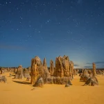 西オーストラリアのピナクルズで石柱群の上に満天の星空が広がる幻想的な夜景
