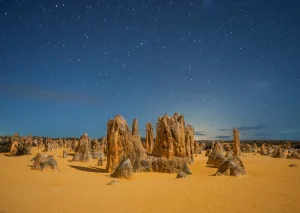 西オーストラリアのピナクルズで石柱群の上に満天の星空が広がる幻想的な夜景