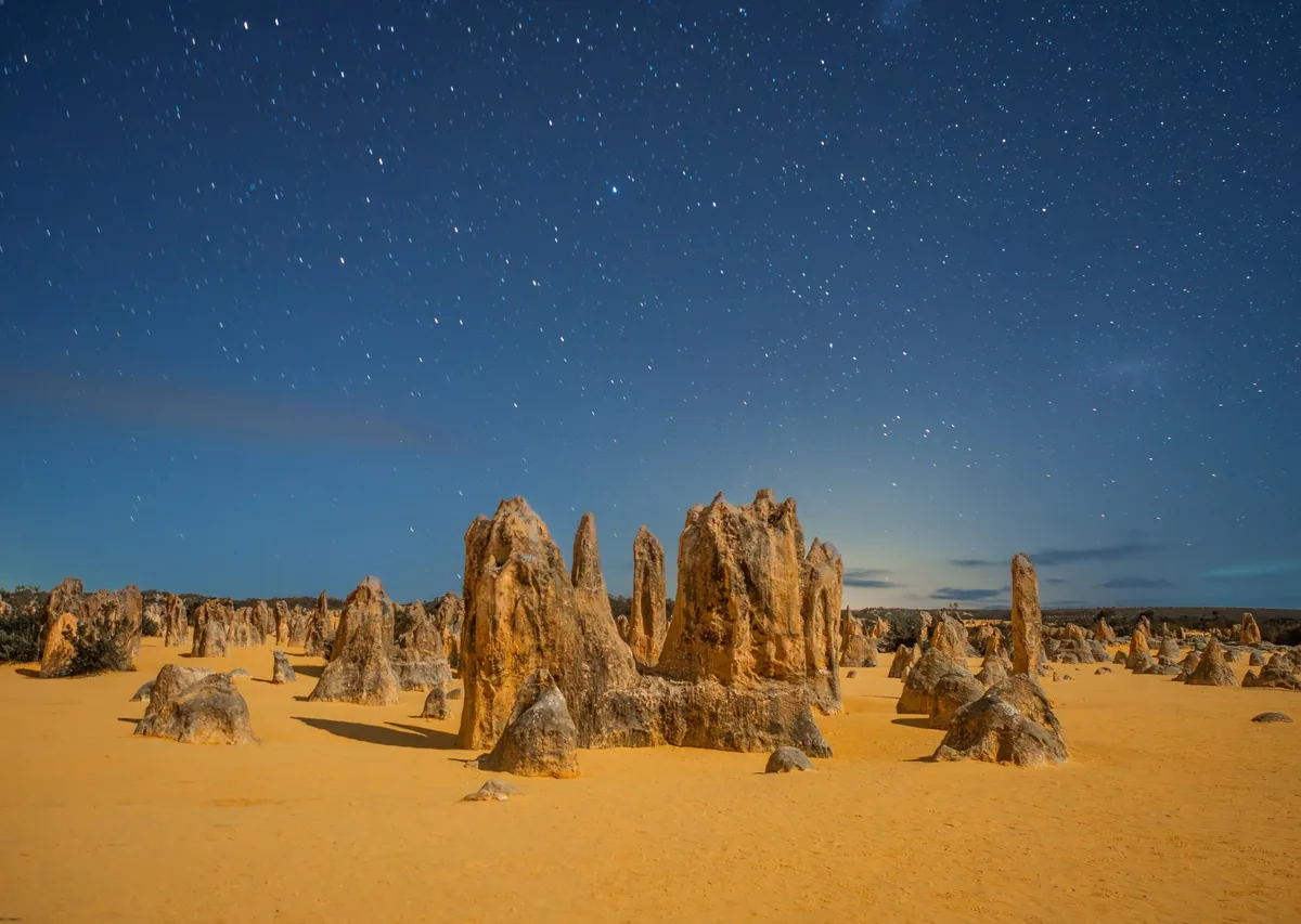 西オーストラリアのピナクルズで石柱群の上に満天の星空が広がる幻想的な夜景