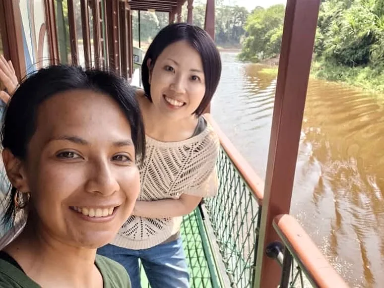 川沿いの船上で笑顔を見せる海外リバークルーズ女子旅の様子