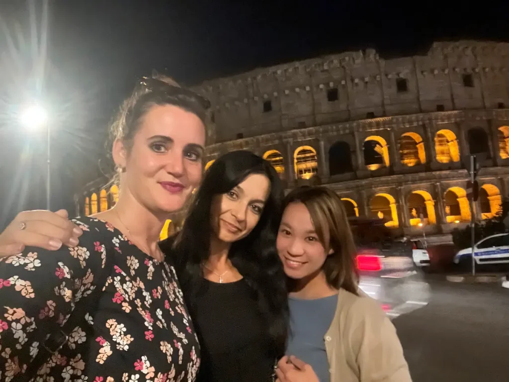 夜のコロッセオを背景に記念撮影を楽しむローマ女子旅の様子