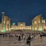 夜にライトアップされたサマルカンドのレギスタン広場と青いイスラム建築
