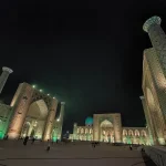 ウズベキスタン・サマルカンドのレギスタン広場に夜のライトアップが映える風景