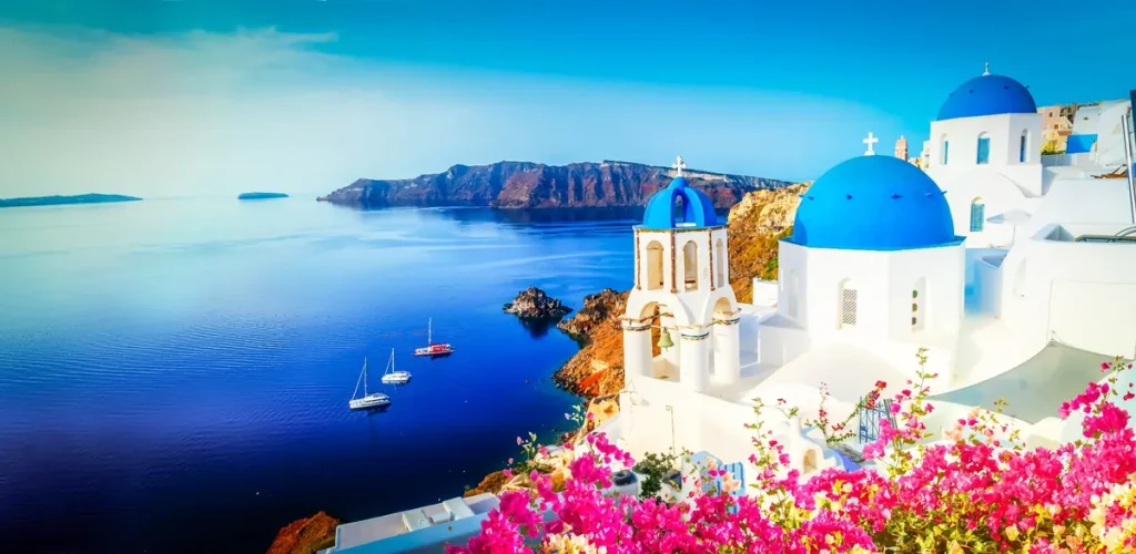 サントリーニ島の青いドーム教会とエーゲ海を望むギリシャハネムーンの絶景