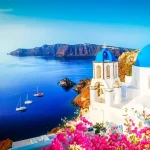 サントリーニ島の青いドーム教会とエーゲ海を望むギリシャハネムーンの絶景