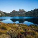 タスマニアのクレイドルマウンテンと湖に山並みが映る大自然の風景