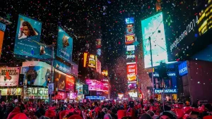 ニューヨークのタイムズスクエアで紙吹雪が舞う年越しカウントダウン
