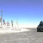 ウユニ塩湖の白い大地を4WDで進む南米絶景ルートの風景