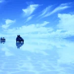 ウユニ塩湖の鏡張りに車と青空が映り込む南米旅行の絶景