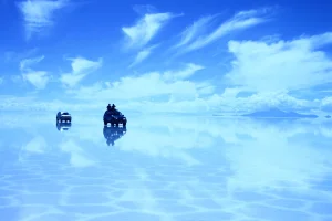 ウユニ塩湖の鏡張りに車と青空が映り込む南米旅行の絶景