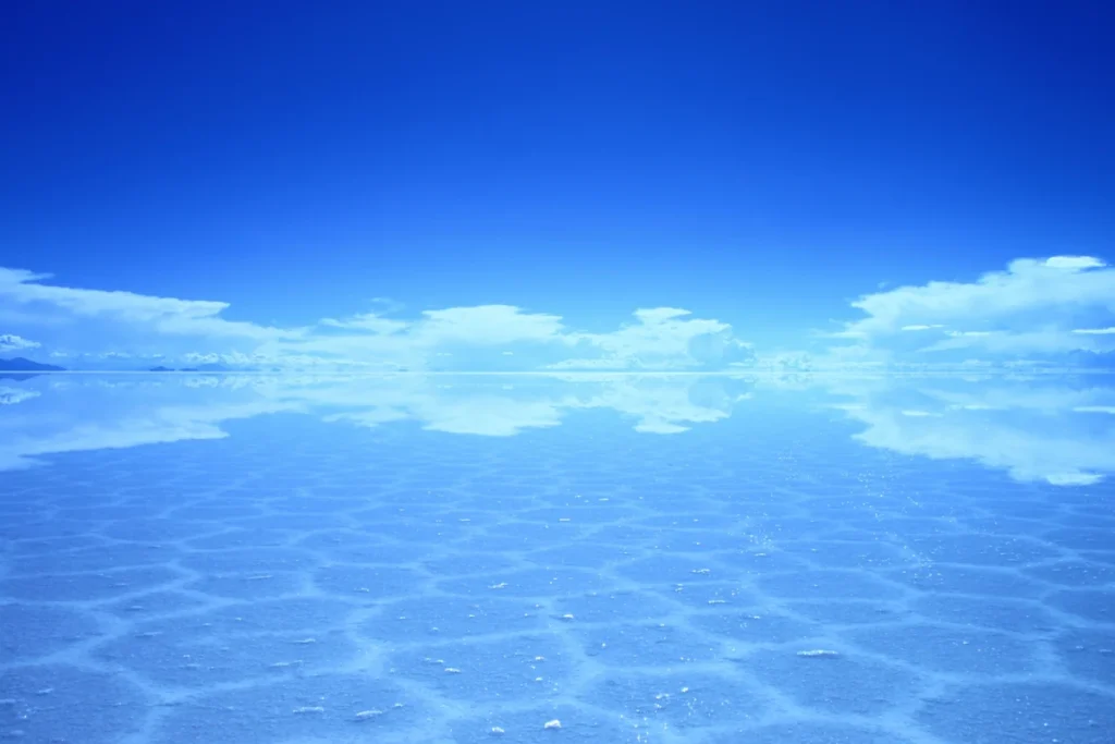 雨季のウユニ塩湖に青空と雲が映り込む幻想的な鏡張りの絶景