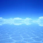 雨季のウユニ塩湖に青空と雲が映り込む幻想的な鏡張りの絶景