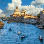 ベネチアのグランドカナルとサンタ・マリア・デッラ・サルーテ聖堂を望む風景