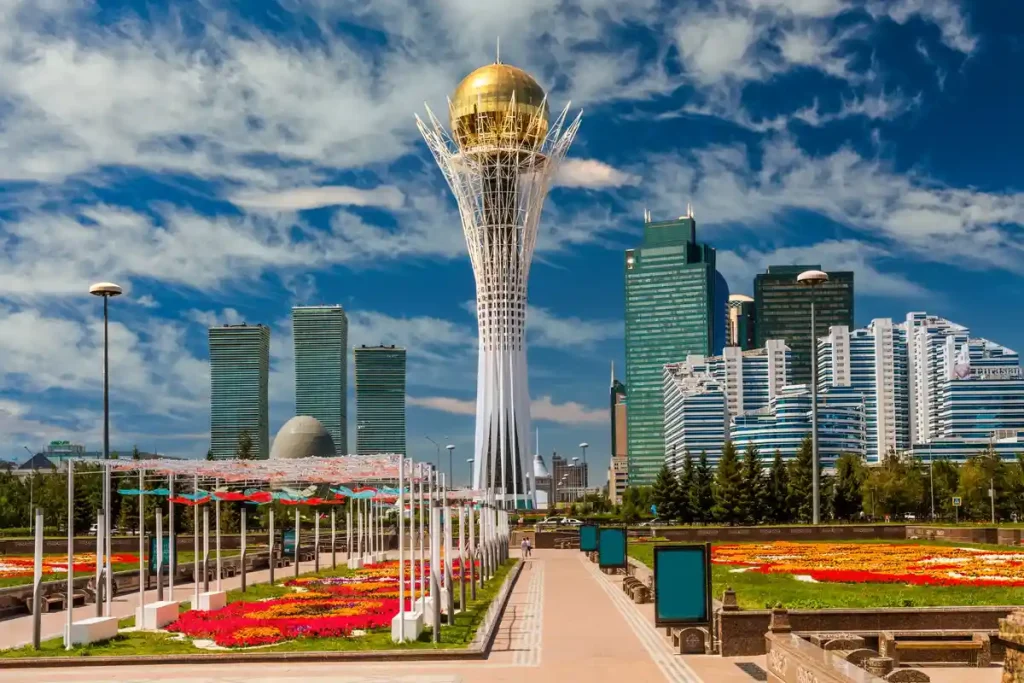 アスタナのバイテレクと近代的な高層ビルが並ぶ都市風景