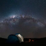 アタカマ砂漠の星空観賞を思わせる天の川とテントの夜景