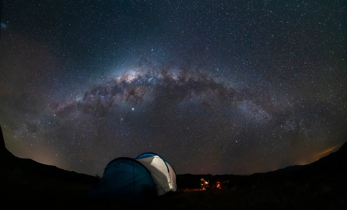 アタカマ砂漠の星空観賞を思わせる天の川とテントの夜景