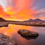 チリ・アタカマ砂漠の夕焼けとラグーン、アンデス山脈を望む絶景