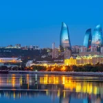 バクーのフレイムタワーとカスピ海沿いの夜景が広がる風景