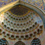 ウズベキスタンの青いイスラム建築と装飾アーチ