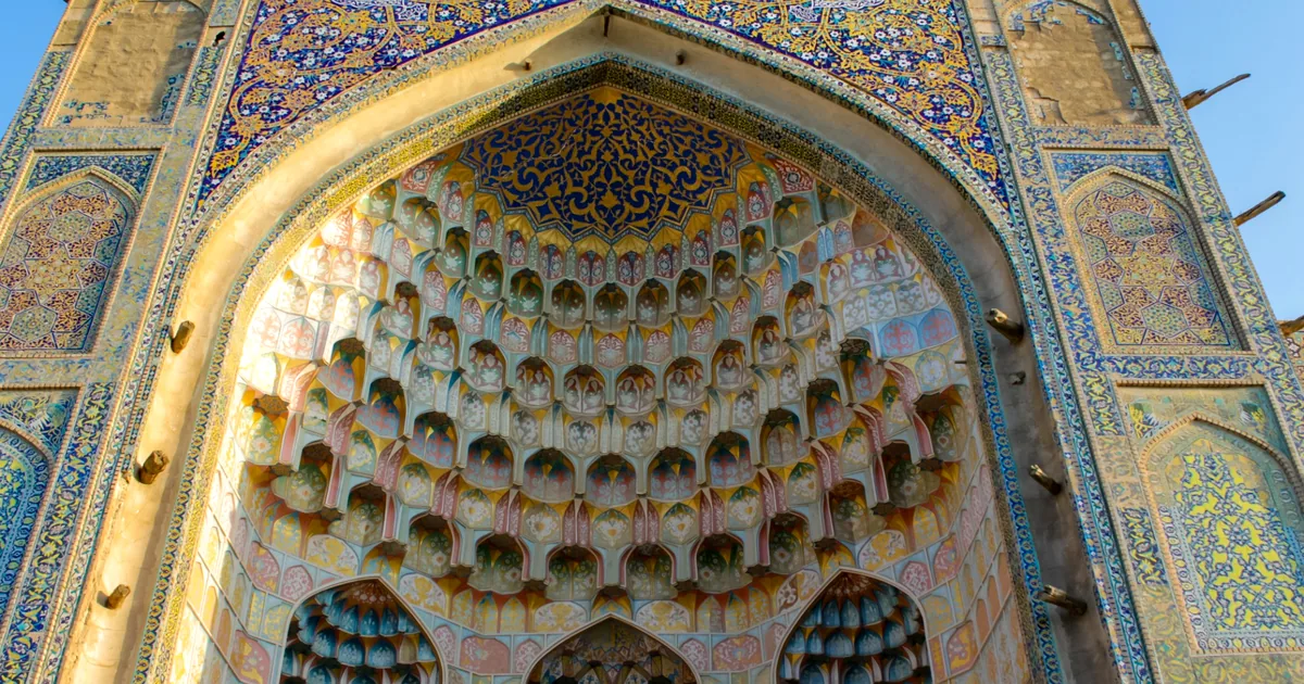 ウズベキスタンの青いイスラム建築と装飾アーチ