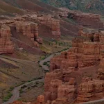 カザフスタンのチャリンキャニオンに広がる赤茶色の渓谷風景