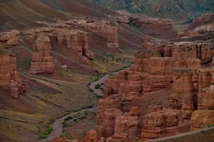 カザフスタンのチャリンキャニオンに広がる赤茶色の渓谷風景
