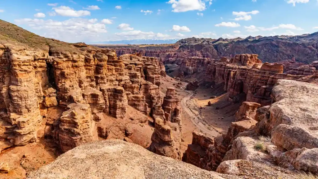 カザフスタンのチャリンキャニオンに広がる赤い岩壁の絶景