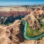 カザフスタンのチャリンキャニオンを流れる川と赤い渓谷のパノラマ風景