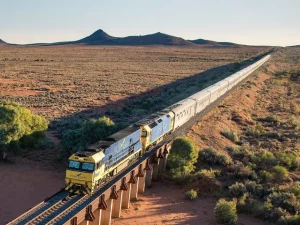 オーストラリアのアウトバックを走るインディアンパシフィックの列車