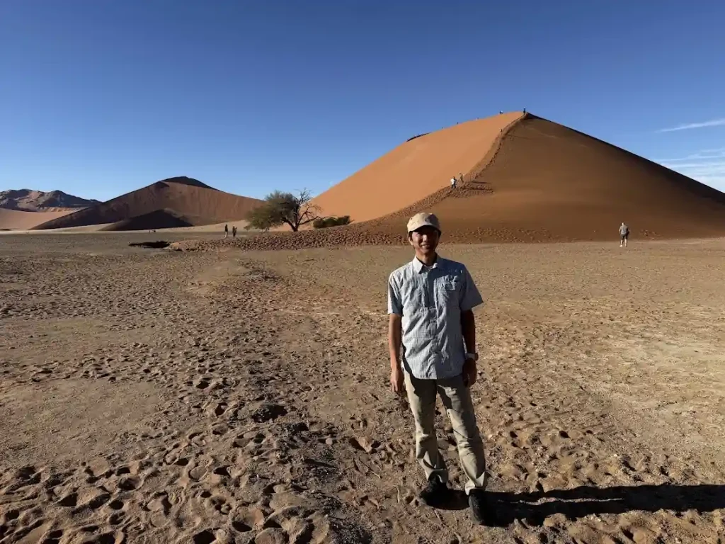 ナミビアのナミブ砂漠にあるDune 45と砂丘登りを体験する旅行者