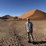 ナミビアのナミブ砂漠にあるDune 45と砂丘登りを体験する旅行者