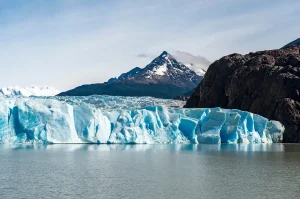 パタゴニアの氷河と山岳風景が広がる湖畔の絶景