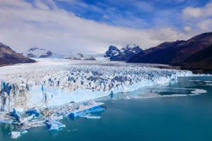 パタゴニアのペリトモレノ氷河と湖が広がる絶景風景