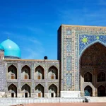 サマルカンドのレギスタン広場に広がる青いタイル装飾のイスラム建築