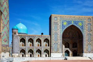 サマルカンドのレギスタン広場に広がる青いタイル装飾のイスラム建築