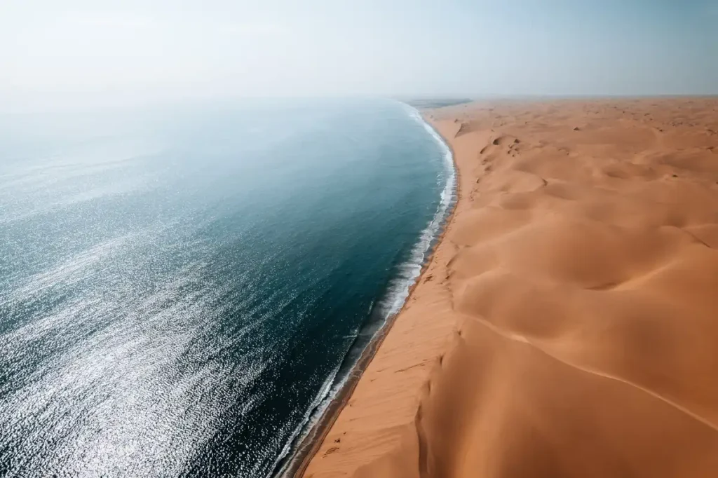 スワコプムント周辺の砂丘と大西洋の海岸線を上空から望むナミビアの風景