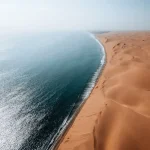 スワコプムント周辺の砂丘と大西洋の海岸線を上空から望むナミビアの風景