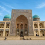 ウズベキスタン・ブハラの青いドームとイスラム建築が美しい街並み