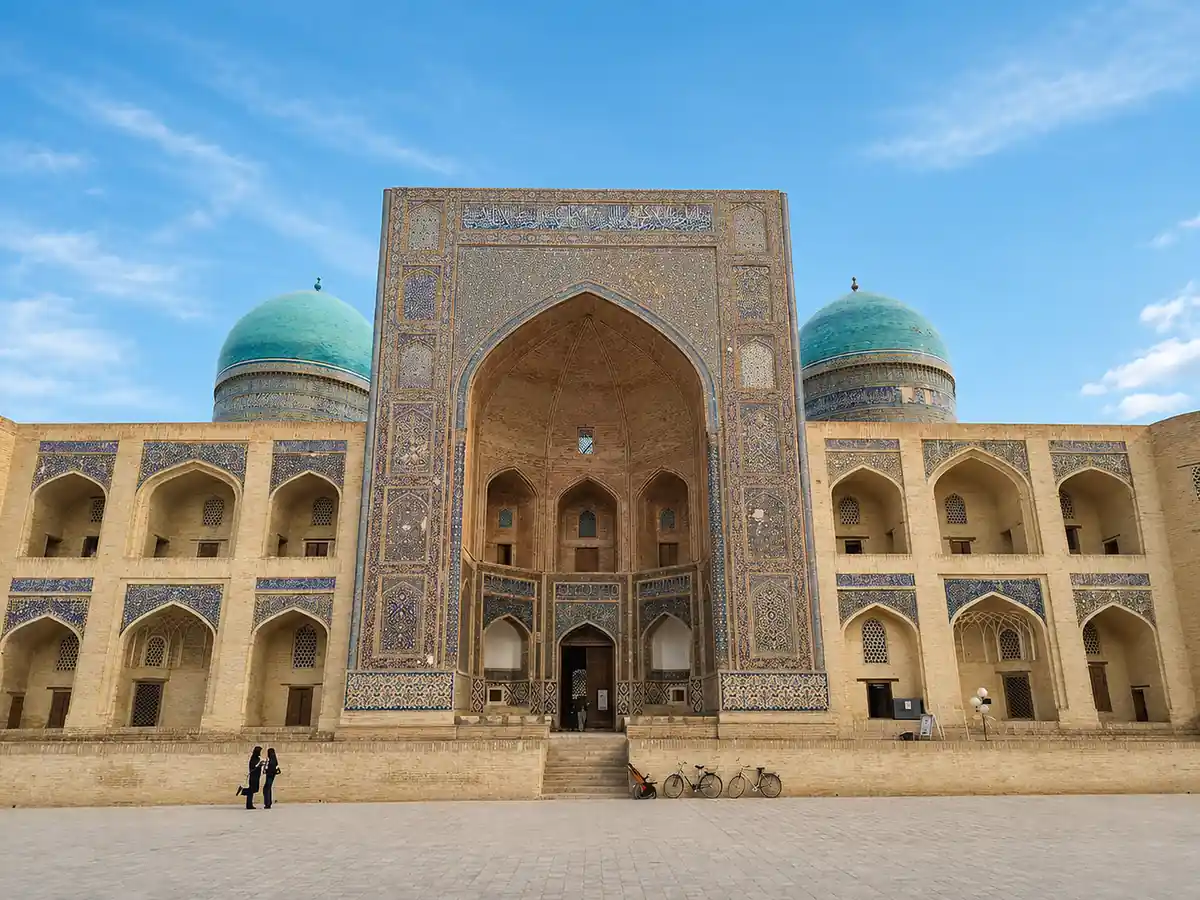 ウズベキスタン・ブハラの青いドームとイスラム建築が美しい街並み